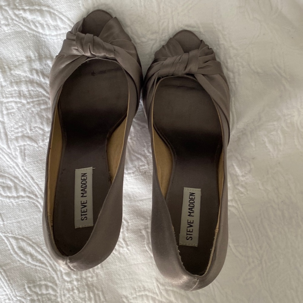 Satin pumps